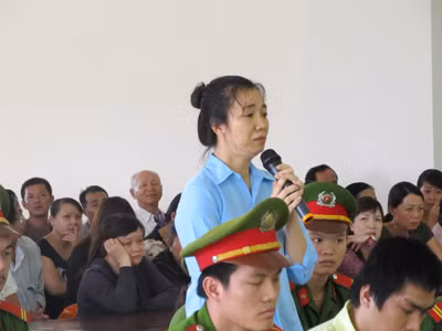 Nguyễn Bạch Dương khóc khi nói lời cuối tại tòa. Nguyễn Bạch Dương khóc khi nói lời cuối tại tòa