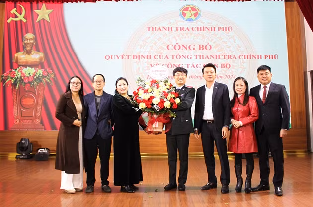 Đảng ủy, Ban Biên tập tặng hoa chúc mừng tân Tổng Biên tập Báo Thanh tra Nguyễn Tuấn Anh. Ảnh: PH