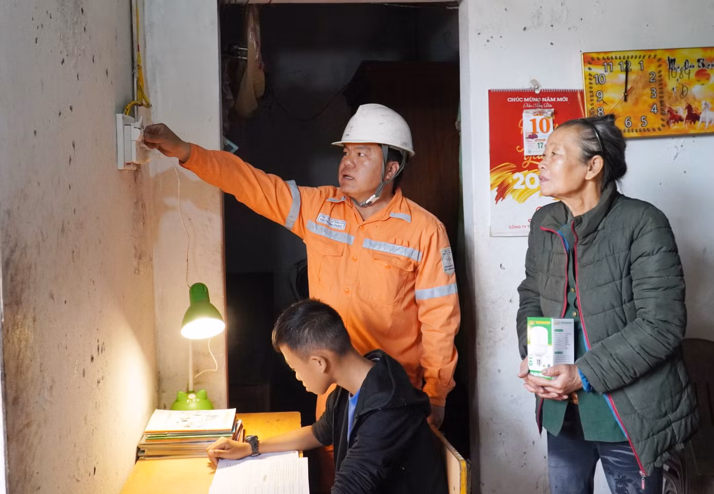 EVN khuyến cáo người dân tiết kiệm điện, tránh dùng nhiều thiết bị tiêu thụ điện lớn trong giờ cao điểm. EVN khuyến cáo người dân tiết kiệm điện, tránh dùng nhiều thiết bị tiêu thụ điện lớn trong giờ cao điểm.