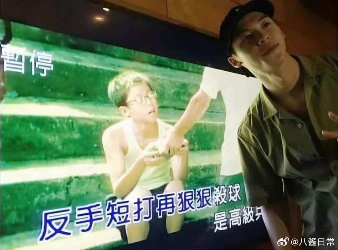 Hứa Quang Hán thời còn đóng MV cho Châu Kiệt Luân, giờ đã "đu idol" thành công. Ảnh: Weibo