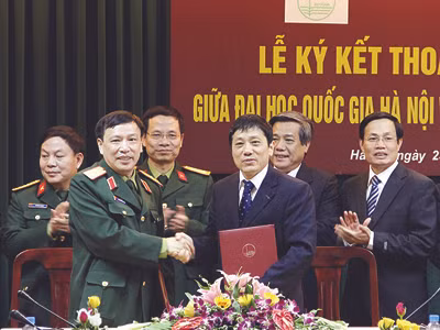 Tổng Giám đốc Viettel Hoàng Anh Xuân (trái) được giới thiệu ứng cử chức Chủ tịch VFF. ảnh vnu.edu.vn