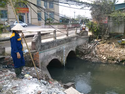 Đầu ra của nước thải sinh hoạt toàn bộ cư dân khu đô thị Mỹ Đình - Mễ Trì (Từ Liêm, Hà Nội) chảy thẳng ra kênh Đồng Quang gây ô nhiễm nặng nề