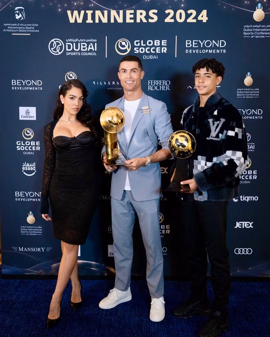 Ronaldo đăng ảnh chụp cùng Rodriguez và con trai trên Instagram, kèm chú thích: "Một đêm đặc biệt với gia đình". Ảnh: IG. Ronaldo đăng ảnh chụp cùng Rodriguez và con trai trên Instagram, kèm chú thích: "Một đêm đặc biệt với gia đình". Ảnh: IG.