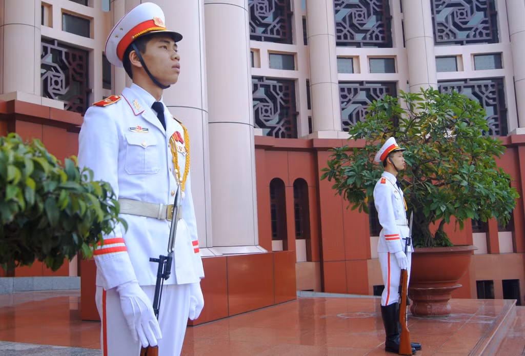 Chiến sĩ cảnh vệ thuộc Lữ đoàn 144 (hay còn gọi là “Đoàn cận vệ thép”) của Bộ Tổng tham mưu gác bên ngoài hội trường, nơi hai Đại tướng tiến hành hội đàm