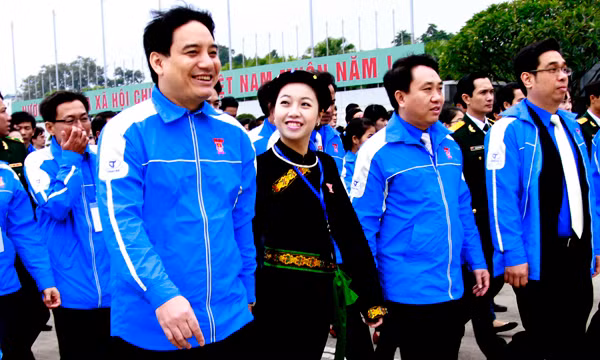 Nụ cười của những cán bộ Đoàn và đoàn viên thanh niên chuẩn bị báo công dâng Bác, trên quảng trường Ba Đình. Anh Nguyễn Đắc Vinh, Bí thư Thứ nhất T.Ư Đoàn cùng các đại biểu tiến vào quảng trường