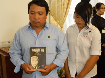 Anh Trần Dung Hòa và con gái tại lễ viếng