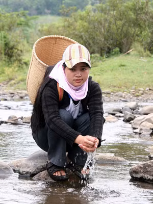 Ma Hiêng trên đường đi làm thuê. Ảnh: Kim Anh