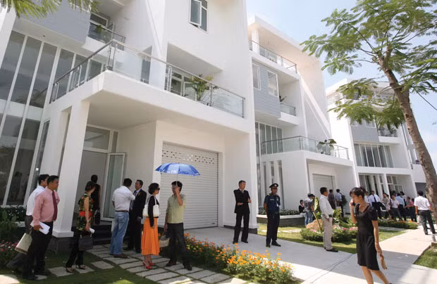 Hình ảnh khách hàng tham quan đông vui thế này là niềm mơ ước của nhiều chủ dự án bất động sản hiện nay