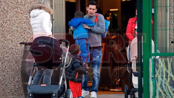 Messi, Suarez cùng đến trường đón con trong ngày nghỉ ảnh 1