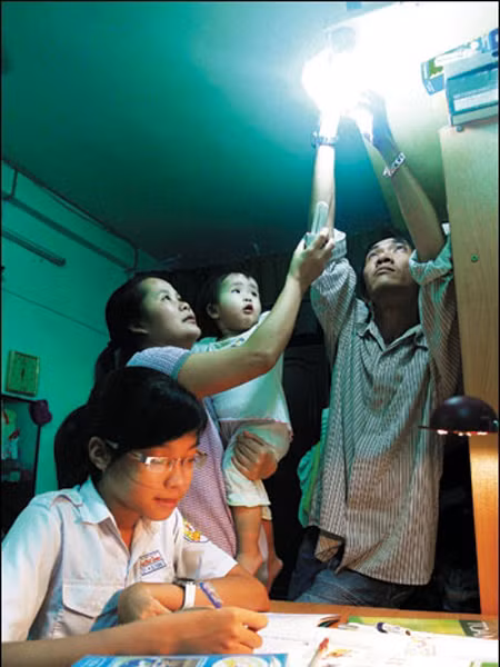 Nhiều gia đình đã thay bóng đèn cũ bằng các bóng đèn tiết kiệm điện