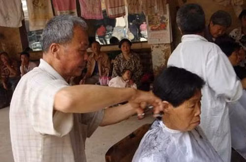 Người đàn ông 73 tuổi cho biết: "Thực ra cũng không có nhiều khách thích cắt tóc theo phương pháp này. Khách hiện nay của tôi chủ yếu là những người cao tuổi". Người đàn ông 73 tuổi cho biết: