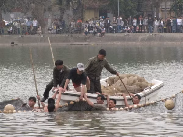Khi vây bắt cụ Rùa lần thứ nhất, đội vây bắt phát hiện còn một cụ Rùa nữa. Ảnh: Tuấn Nguyễn