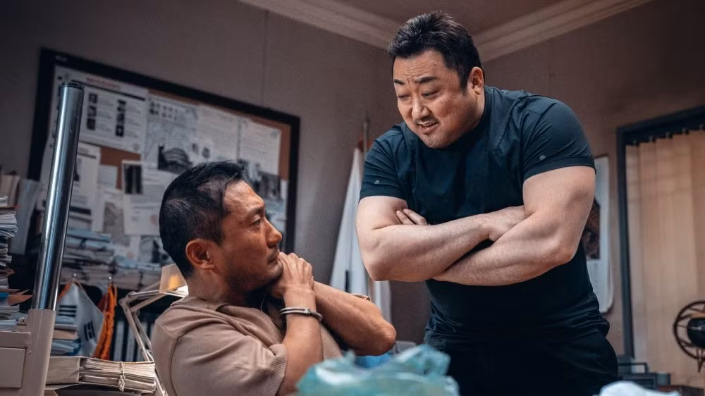 Yếu tố hài hước và hành động kết hợp khiến The Roundup nhận được đánh giá cao từ người xem.