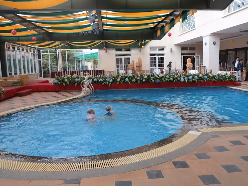 Dù thời tiết lạnh nhưng hồ bơi khách sạn Sài Gòn - Đà Lạt luôn tạo được cảm giác thoải mái, ấp áp cho du khách