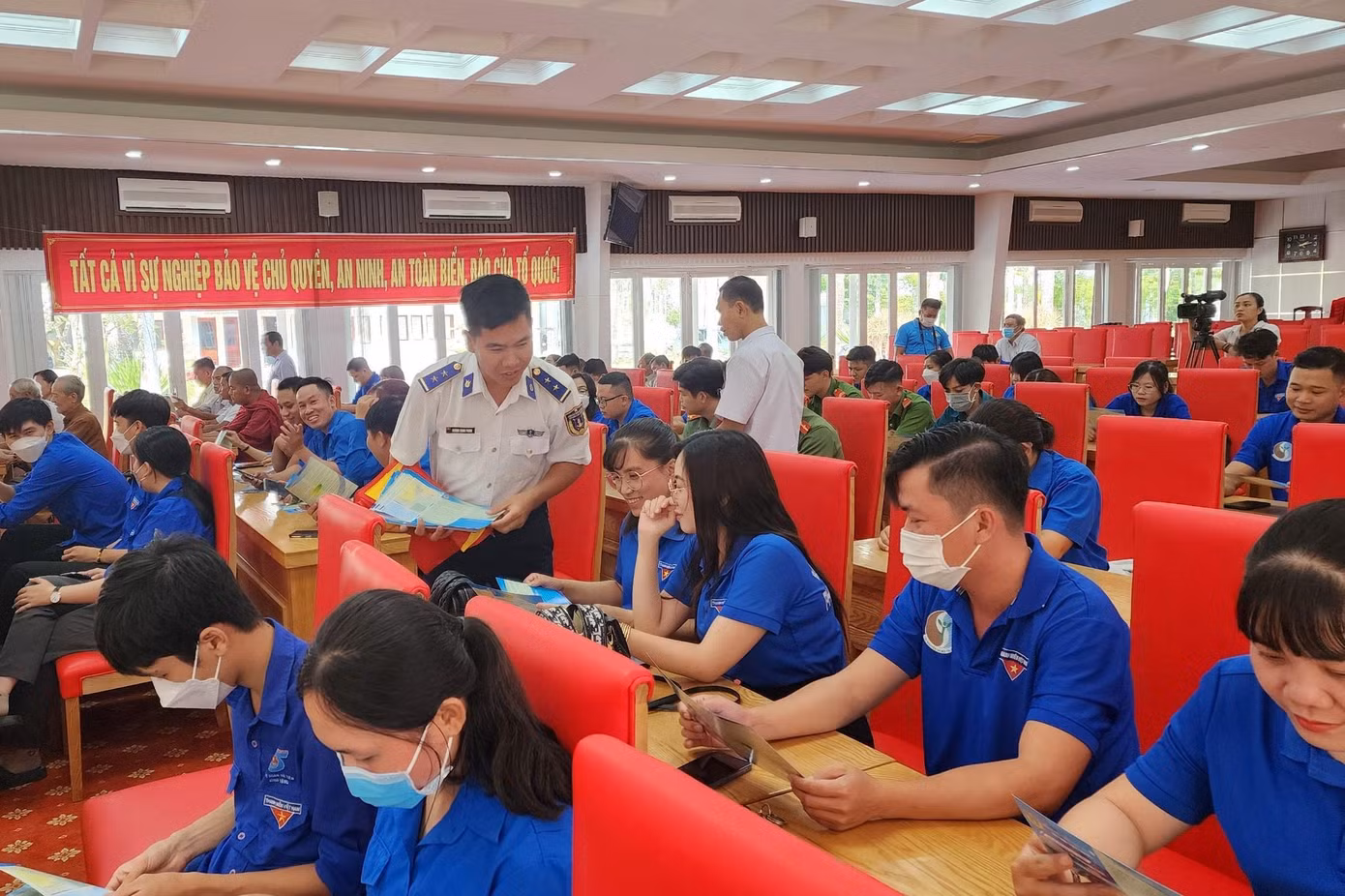 Đoàn viên, thanh niên Vùng Cảnh sát biển 4 phát tờ rơi tuyên truyền cho cán bộ, ĐVTN và nhân dân thành phố Hà Tiên Đoàn viên, thanh niên Vùng Cảnh sát biển 4 phát tờ rơi tuyên truyền cho cán bộ, ĐVTN và nhân dân thành phố Hà Tiên