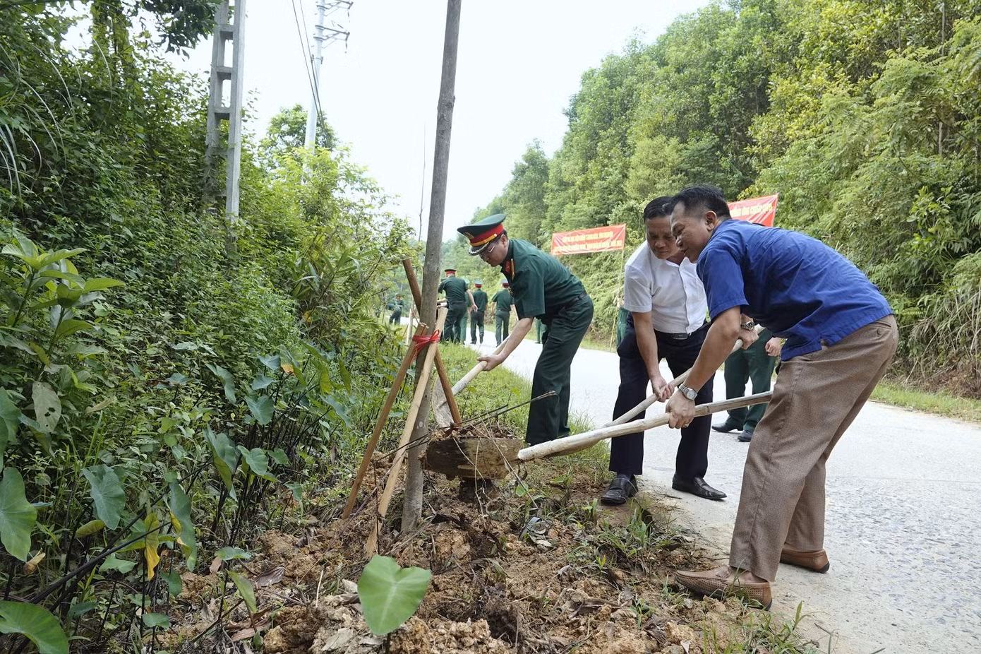 Lãnh đạo Phòng Chính trị Học viện Quân y và xã Vô Tranh tham gia trồng hàng cây thanh niên trên trục đường 2km của xã Vô Tranh