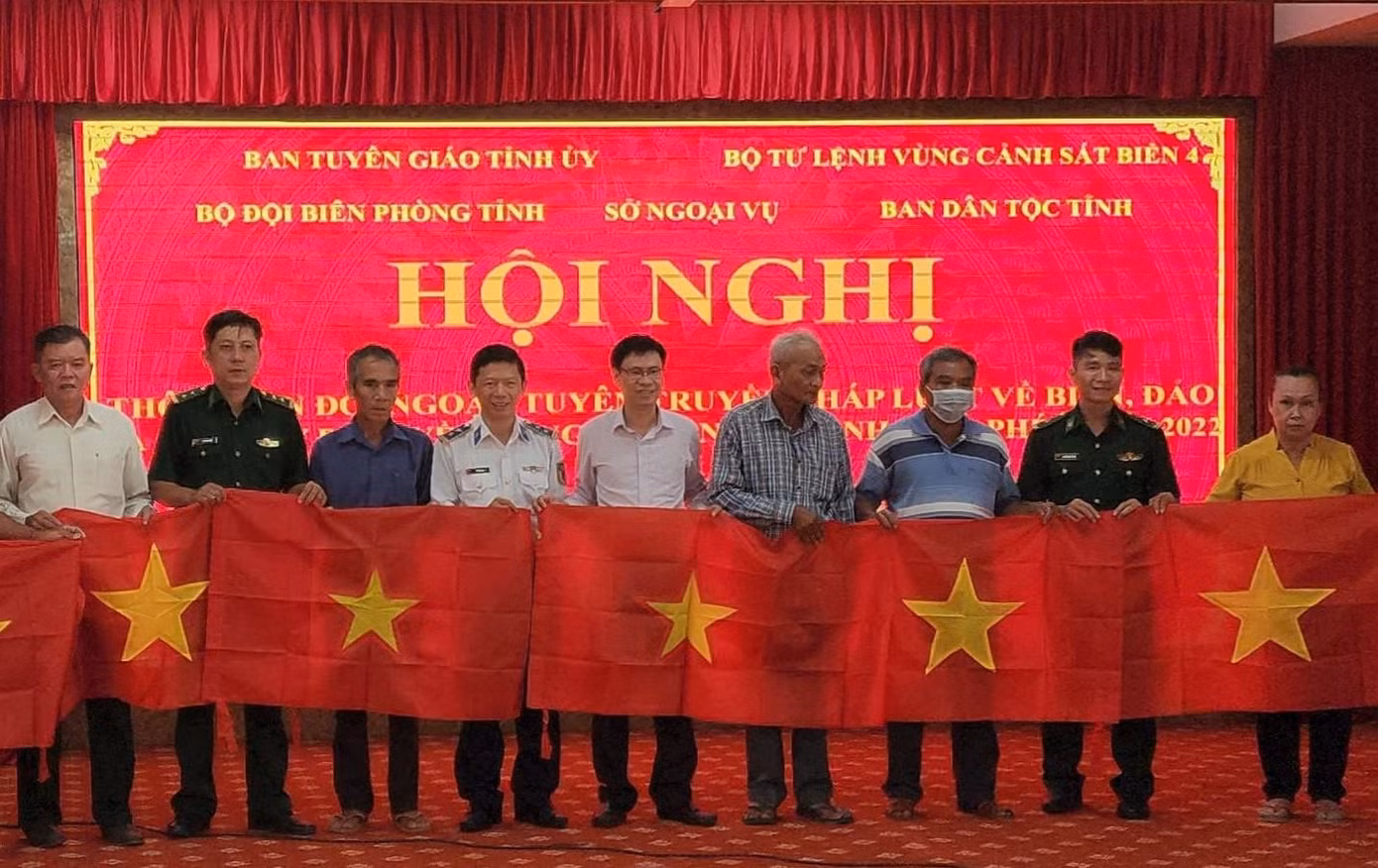 Bộ tư lệnh Vùng Cảnh sát biển 4 tặng cờ Tổ quốc cho các chủ phương tiện đánh bắt hải sản trên biển Bộ tư lệnh Vùng Cảnh sát biển 4 tặng cờ Tổ quốc cho các chủ phương tiện đánh bắt hải sản trên biển