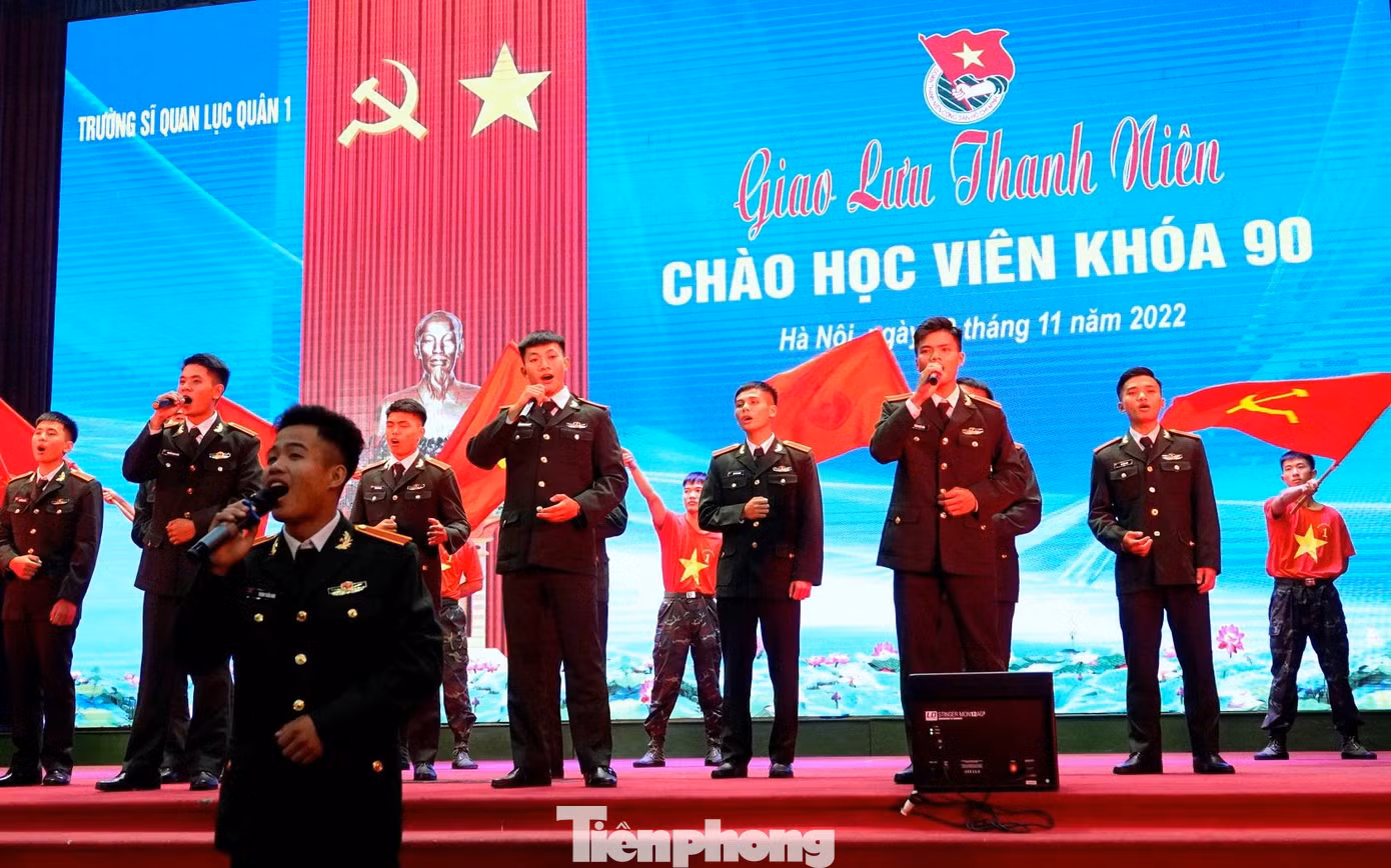 Học viên Khóa 88 gửi tặng ca khúc “Ngôi sao mới” (sáng tác: Thượng tá Nguyễn Bá Quốc - Chính trị viên Tiểu đoàn 1) tới các học viên Khóa 90. Ảnh: Nguyễn Minh