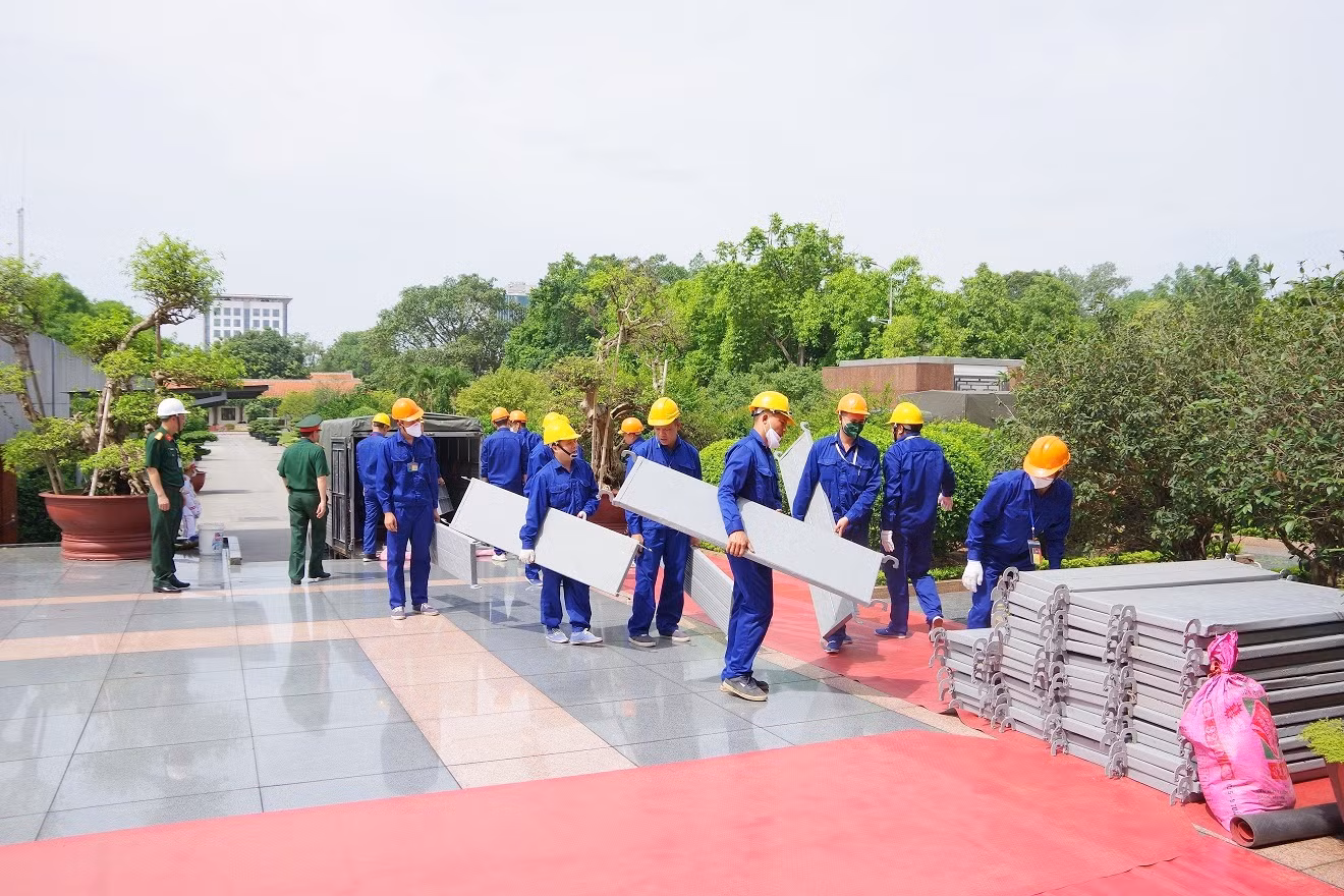 Cán bộ, nhân viên Đoàn 595 (Bộ Tư lệnh Bảo vệ Lăng) thực hiện tu bổ định kỳ năm 2022 tại công trình Lăng