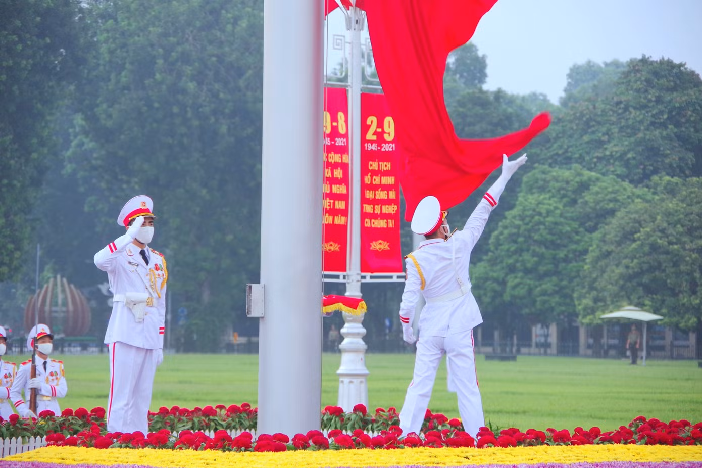 Đoàn 275 (Bộ Tư lệnh Bảo vệ Lăng) thực hiện nghi lễ thượng cờ trước Lăng Bác