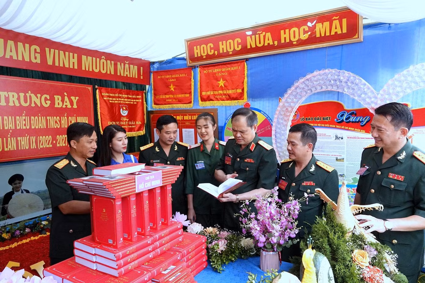 Lãnh đạo các đơn vị tham quan khu trưng bày của tuổi trẻ Bộ CHQS tỉnh Bắc Ninh