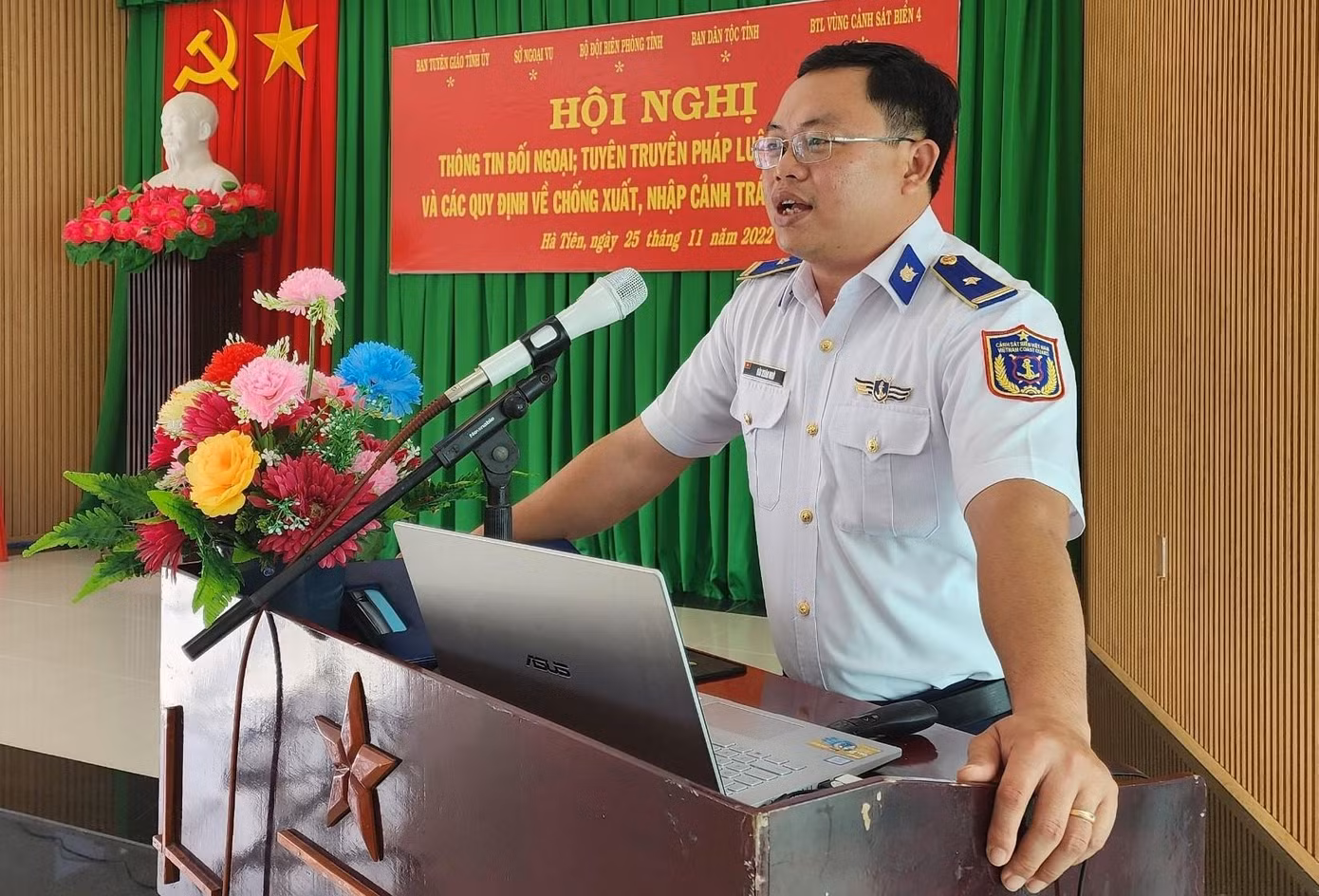 Sĩ quan Vùng Cảnh sát biển 4 tuyên truyền pháp luật về biển, đảo tại phường Mỹ Đức, thành phố Hà Tiên, ngày 25/11 Sĩ quan Vùng Cảnh sát biển 4 tuyên truyền pháp luật về biển, đảo tại phường Mỹ Đức, thành phố Hà Tiên, ngày 25/11