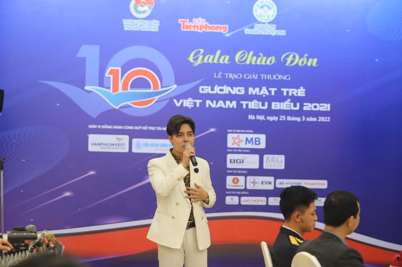 Ca sĩ Đặng Tuấn Phương biểu diễn nhiều ca khúc sôi động, hấp dẫn tại gala