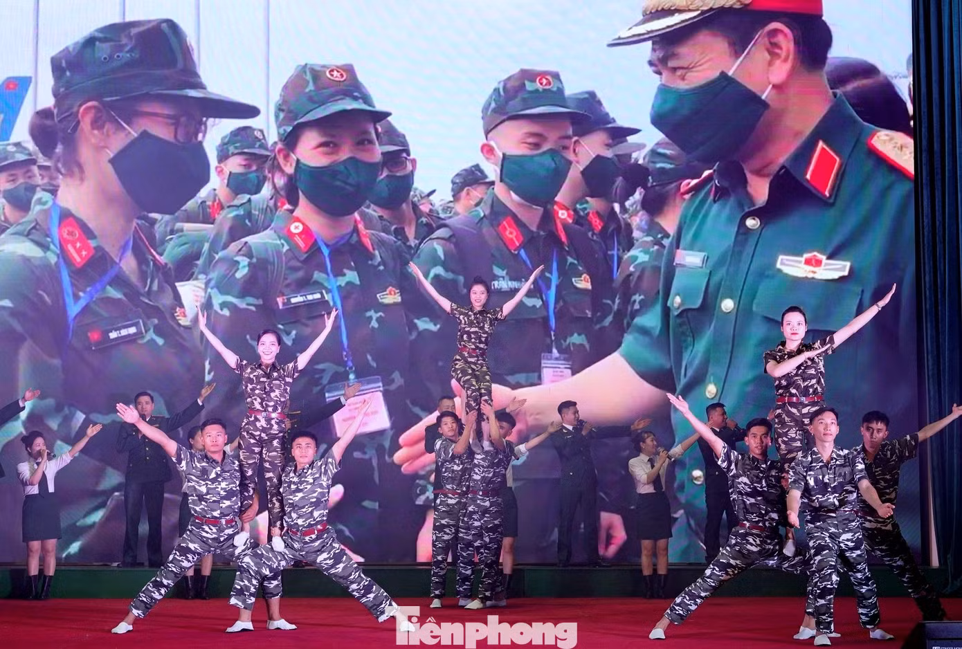 Hát múa “Quân đội ta Quân đội Anh hùng”. Ảnh: Nguyễn Minh