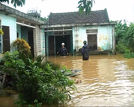 Mưa, lũ tràn ngạp nhà dân tại Nghệ An (Ảnh: baonghean.vn)