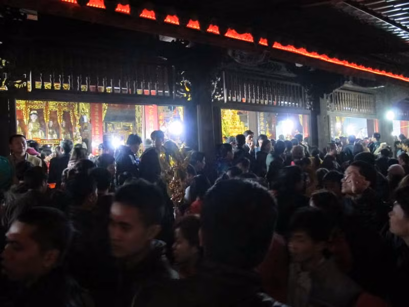 Mọi người chật như nêm vào lễ cầu tại Phủ Dầy lúc nửa đêm