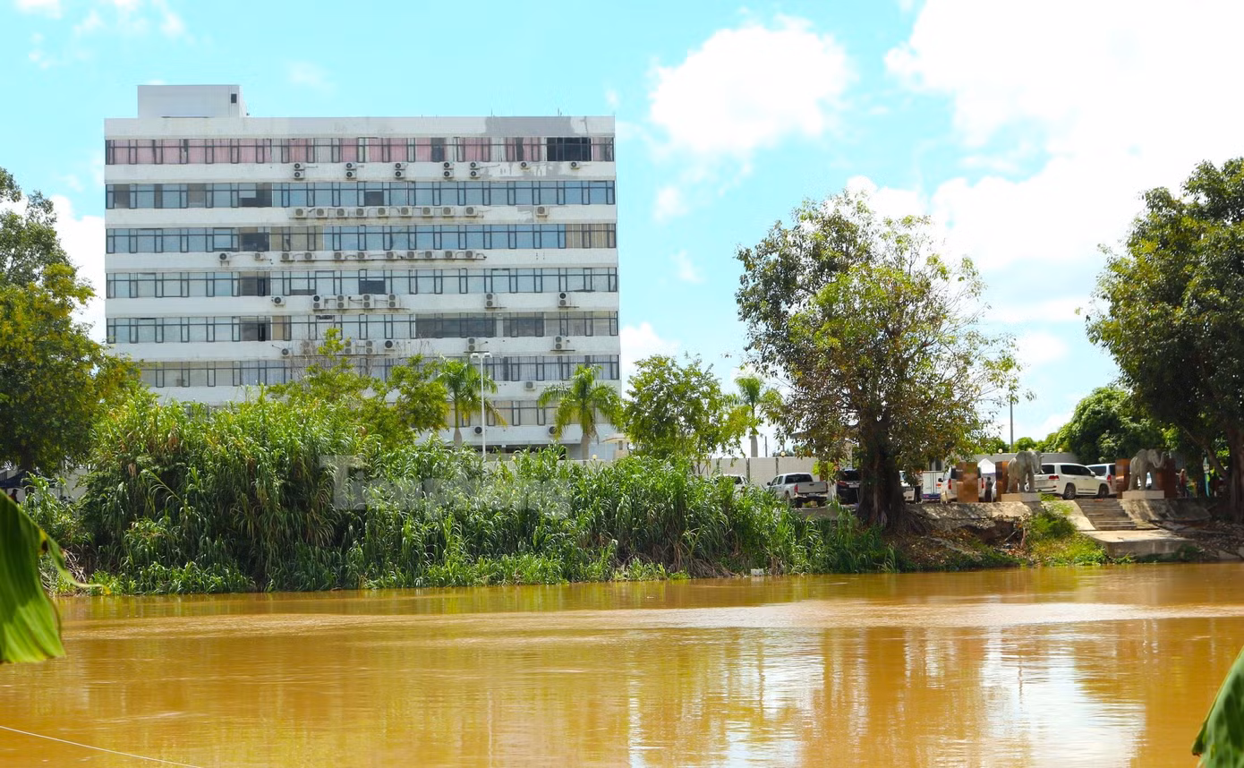 Casino Rich Word (Campuchia) nhìn từ bờ Việt Nam - Ảnh: Kim Hà. Casino Rich Word (Campuchia) nhìn từ bờ Việt Nam - Ảnh: Kim Hà.