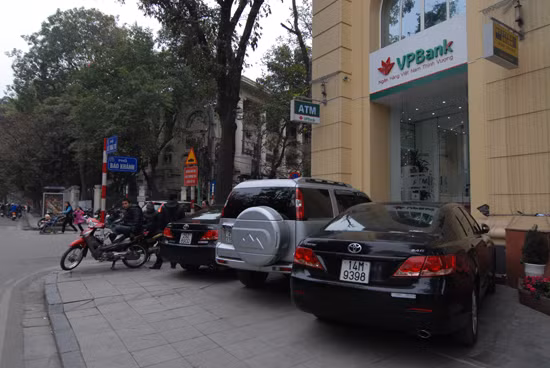 Xế hộp đậu trên vỉa hè phố Lê Thái Tổ, trước cửa Ngân hàng VP Bank