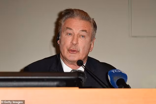 Alec Baldwin chê người Mỹ thiếu hiểu biết và phim ảnh có tác dụng bù đắp lỗ hổng kiến thức đó. Ảnh: Getty Images. Alec Baldwin chê người Mỹ thiếu hiểu biết và phim ảnh có tác dụng bù đắp lỗ hổng kiến thức đó. Ảnh: Getty Images.