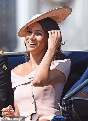 Những chiếc mũ do Philip Treacy tạo ra được phụ nữ giới thượng lưu yêu thích. Những chiếc mũ do Philip Treacy tạo ra được phụ nữ giới thượng lưu yêu thích.