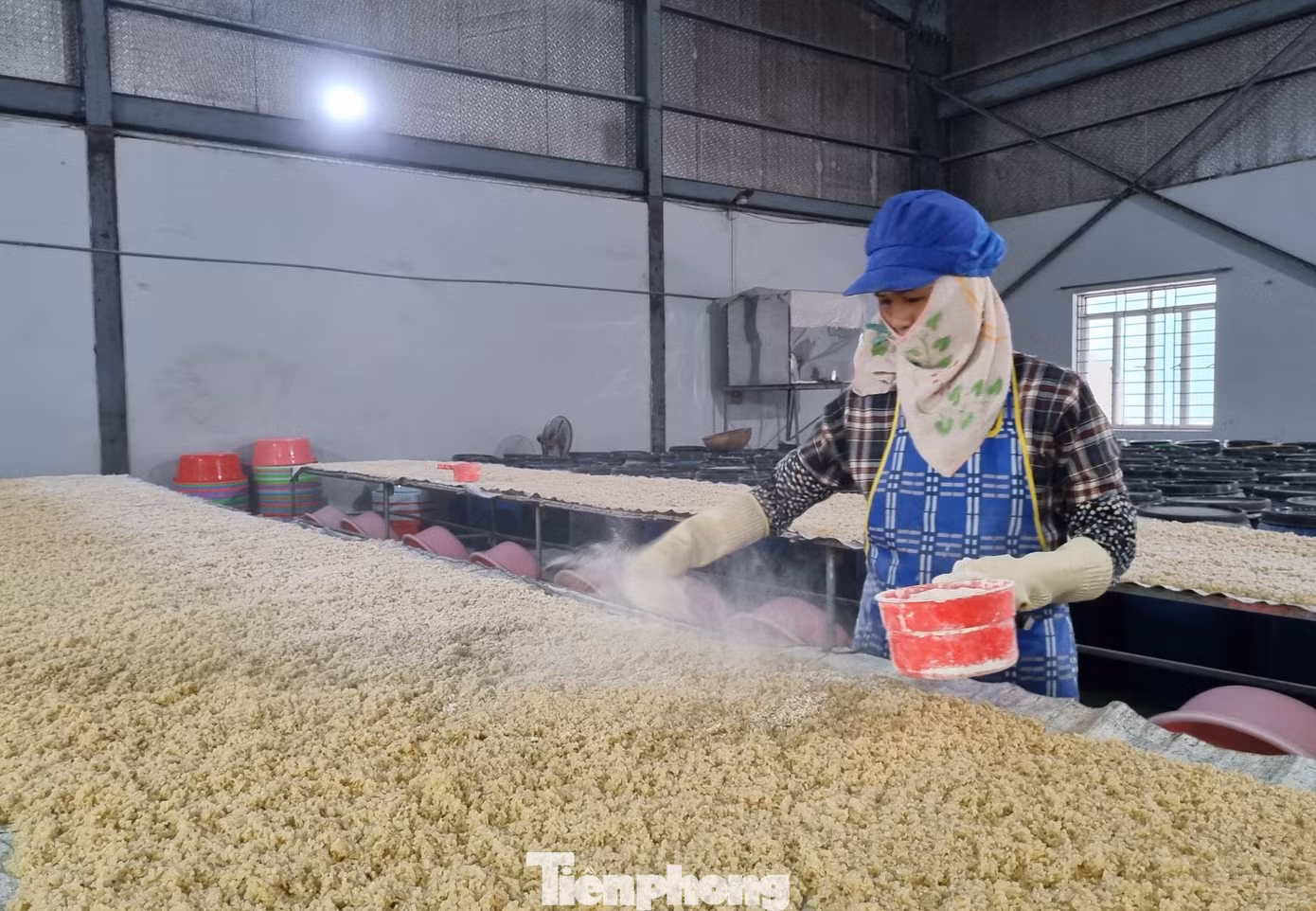 Lúa nếp phơi già, xay trật vỏ, sảy sạch trấu, không giã, mang nấu cơm vừa độ dẻo, cho ra nia, khi nguội xếp vào thúng. Xung quanh thúng lót lá chuối; cứ một lượt cơm lại rắc một lượt men đã tán nhỏ, xếp xong đậy kín bằng bao tải đặt thúng lên trên chậu sành, để vào chỗ kín gió.