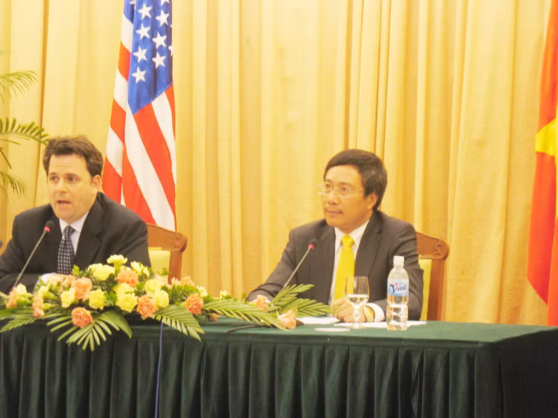 Trợ lý Ngoại trưởng Mỹ Andrew Shapiro (phải) và Thứ trưởng thường trực Bộ Ngoại giao Phạm Bình Minh tại cuộc họp báo chiều 8 - 6. Ảnh: Đ.P