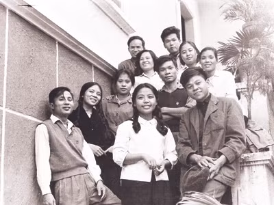 Nhà văn Lê Minh Khuê (áo trắng, đứng giữa) với các đồng nghiệp ở tòa soạn Tiền Phong. Ảnh: Mai Nam