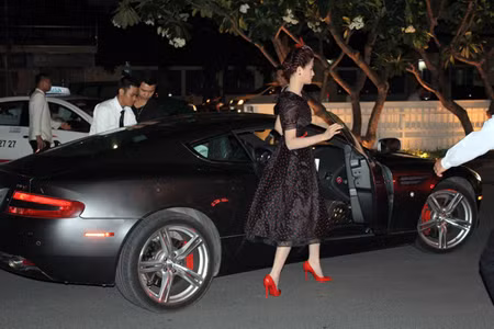 Vũ Thu Phương bên chiếc Aston Martin DB9
