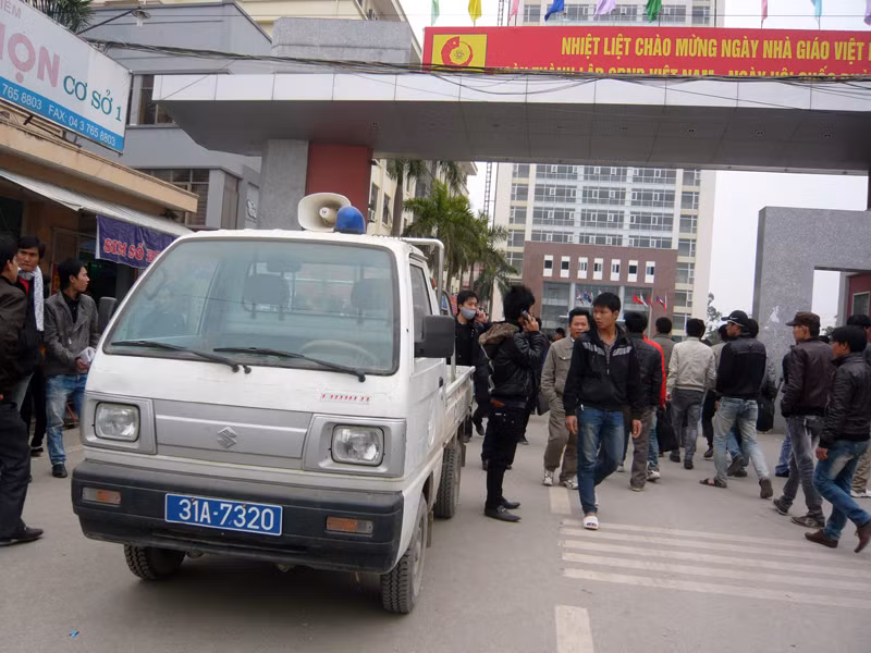 Xe của công an đỗ trưởng cổng trường để phân làn giao thông