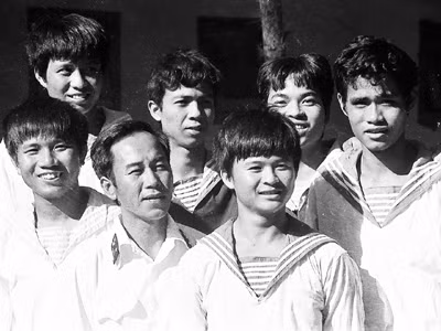 Thuyền trưởng Vũ Huy Lễ (đeo quân hàm) và tập thể tàu HQ-505 anh hùng Ảnh: Nguyễn Viết Thái