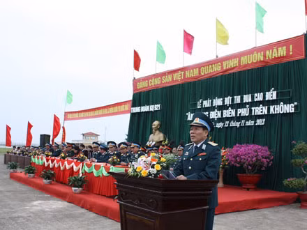 Thiếu tướng Nguyễn Kim Cách - Phó Chính ủy Quân chủng phát biểu tại Lễ phát động