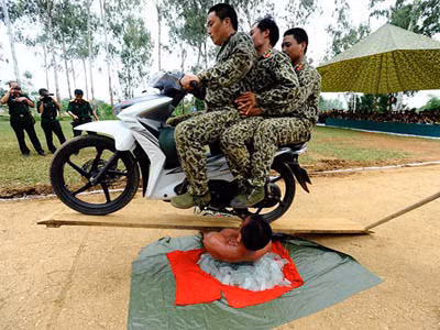 Sau đó để cho xe máy với trọng tải lớn đi qua người mà không hề xây xát người