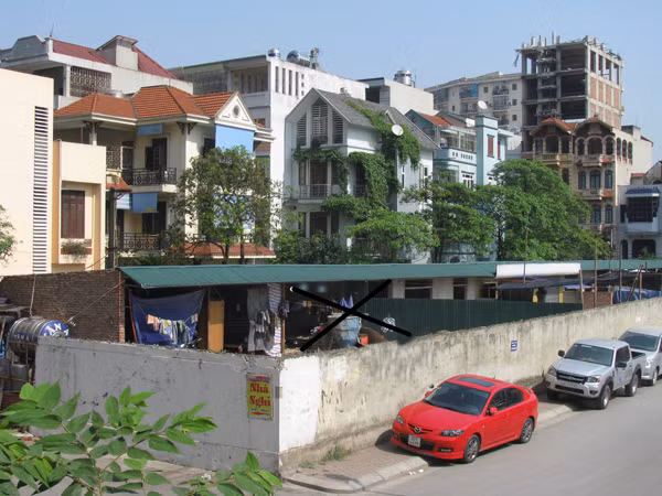 Chỉ cách mặt đường Hoàng Quốc Việt mấy bước chân, dải đất nông nghiệp này (dấu X) sau khi được cấp sổ đỏ có giá trên 200 triệu đồng/m2