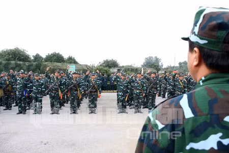 Cán bộ, chiến sĩ Đoàn tên lửa phòng không 64 thể hiện quyết tâm cao, sau khi nhận mệnh lệnh hành quân