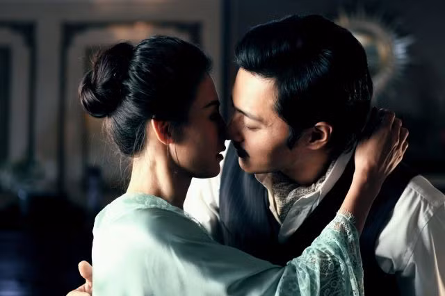 "Mỹ nam" Jang Dong Gun tình tứ bên Trương Bá Chi.