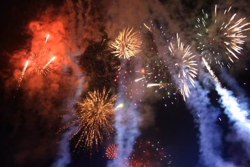 Đoàn du thuyền xếp hàng cổ vũ Carnaval. Vũ công khoe sắc. Ảnh : BK-TD Vũ công làm duyên trước ống kính. Ảnh : BK-TD Đi cà kheo Vũ điệu cháy bỏng Carnaval Hàng vạn khán giả chào đón Carnaval. Ảnh : BK-TD Màn pháo hoa rực rỡ kết thúc lễ hội. Ảnh : BK-TD