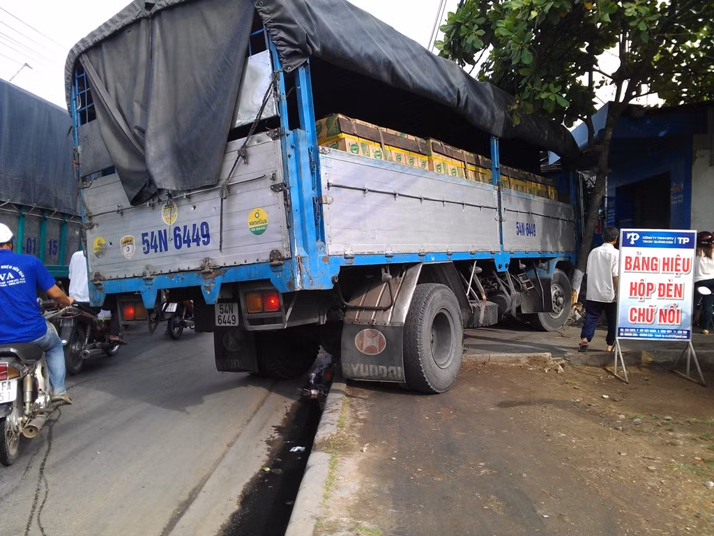 Chiếc xe mất thắng 50m lao lên vỉa hè