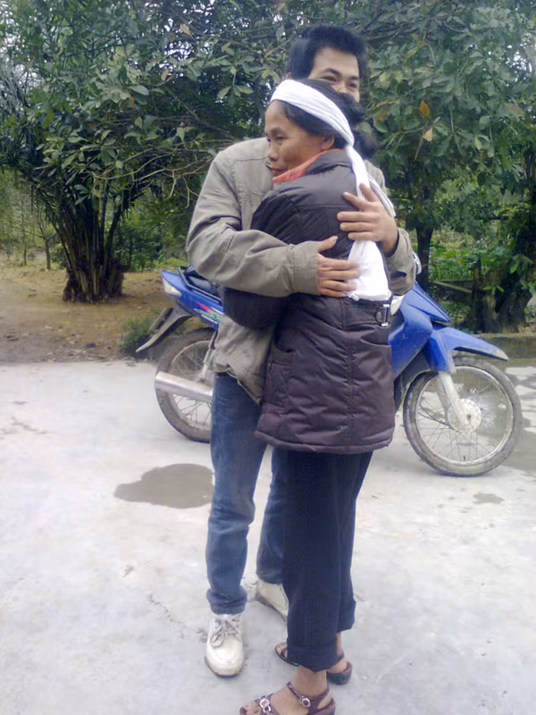 Mẹ con thuyền viên Nguyễn Chí Công trong niềm vui ngày trở về 