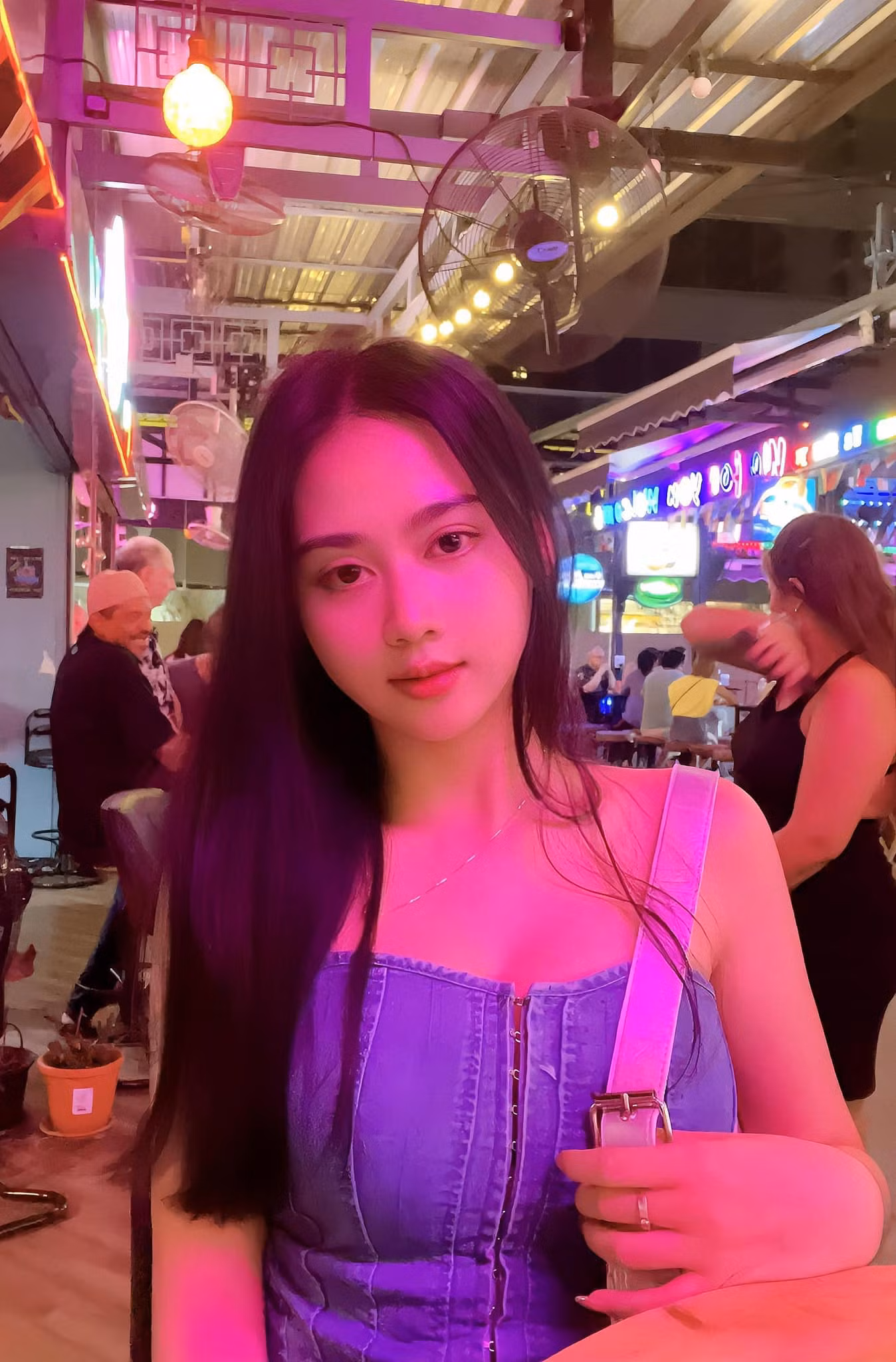 Hoài Lâm từng chia sẻ bạn gái là nguồn động lực, luôn ở bên, giúp đỡ anh trong quãng thời gian khó khăn. Hoài Lâm từng chia sẻ bạn gái là nguồn động lực, luôn ở bên, giúp đỡ anh trong quãng thời gian khó khăn.