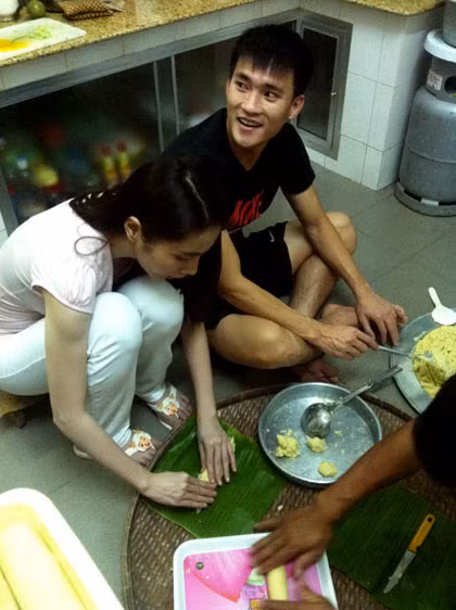 Thủy Tiên cho biết, nấu bánh tét từ lâu đã trở thành việc làm không thể thiếu của gia đình cô trong những ngày cuối năm. 